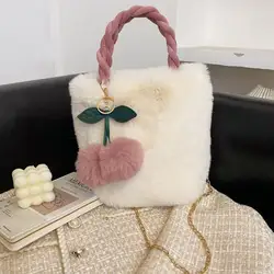 Neueste trendige kreative haarige Pelzplüsch-weiche nette Damen-Mädchen-Designer-Taschen mit Kugel-Anhänger samt rosafarbener Handtasche für Frauen - Görsel 3