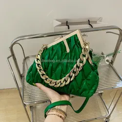 Heiße Verkaufsprodukte 2023 Geraffte Leder Unregelmäßige Kette Taschen Damen Handtaschen Damen Damen Umhängetaschen Geldbörsen und Handtaschen - Görsel 2