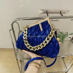 Heiße Verkaufsprodukte 2023 Geraffte Leder Unregelmäßige Kette Taschen Damen Handtaschen Damen Damen Umhängetaschen Geldbörsen und Handtaschen - Görsel 6